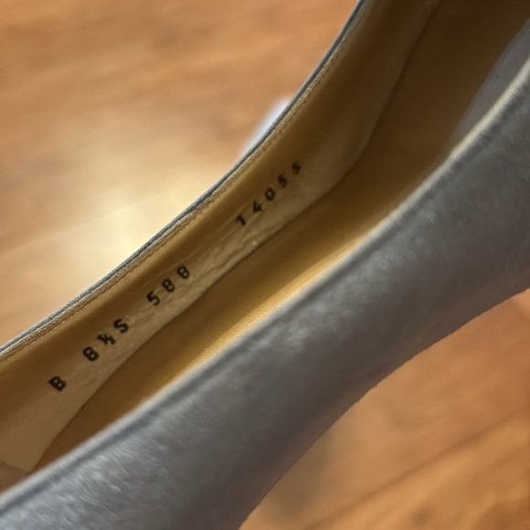 St. John Light blue suede Heels - kitten heel - women’s size 8.5 - Picture 8 of 9